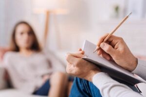 homme-ecrivant-en-therapie